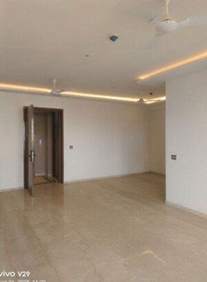 Room in 4 BHK Apartment at DLF Park Place, Sector 54 – for Rent