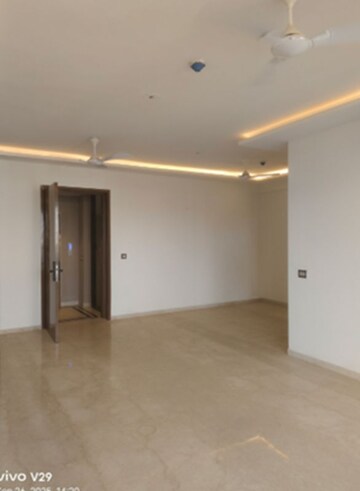 Room in 4 BHK Apartment at DLF Park Place, Sector 54 – for Rent