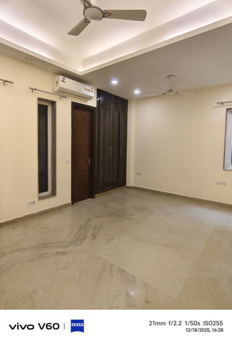 Room, tulip-mall 3 Bedroom 275 Sq.Mt. Independent House In Sector 46 Noida 9764436