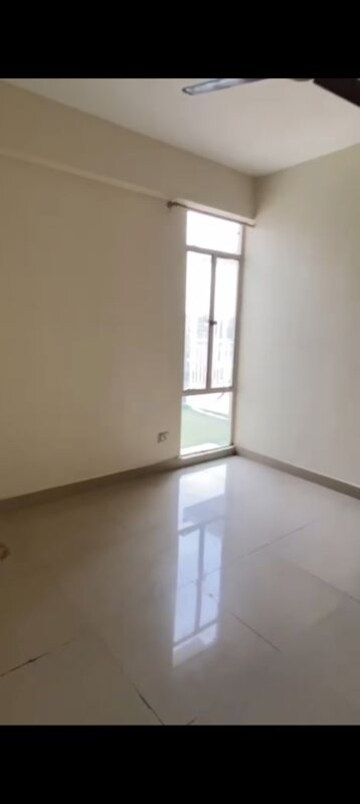 Room in 2 BHK Apartment at Suncity Avenue 102, Sector 102 – for Rent