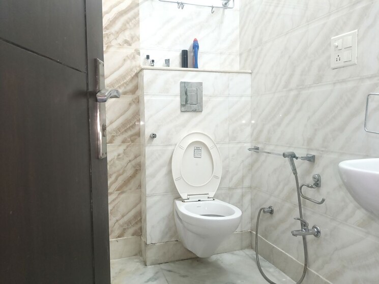 Bathroom, greater kailash i 3 Bedroom 1800 Sq.Ft. Builder Floor In Greater Kailash I Delhi 9764622