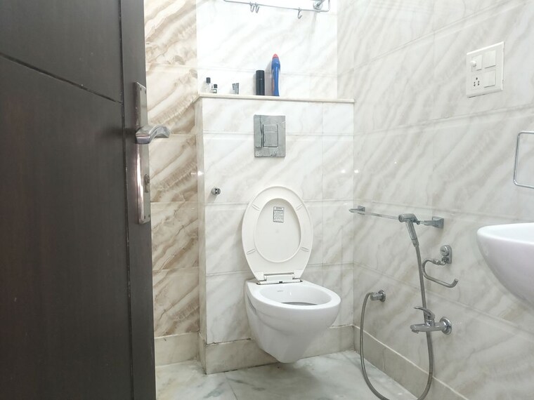 Bathroom, greater kailash i 3 Bedroom 1800 Sq.Ft. Builder Floor In Greater Kailash I Delhi 9764622