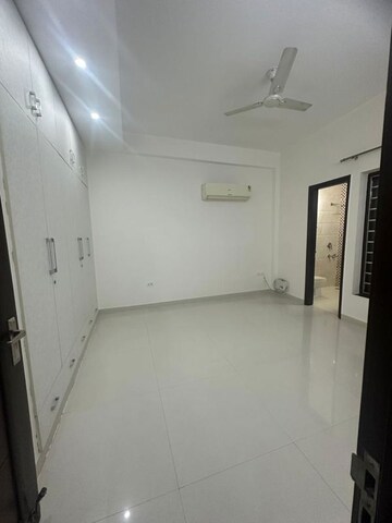 Bathroom in 4 BHK Builder Floor at Unitech South City II, Sector 50 – for Rent