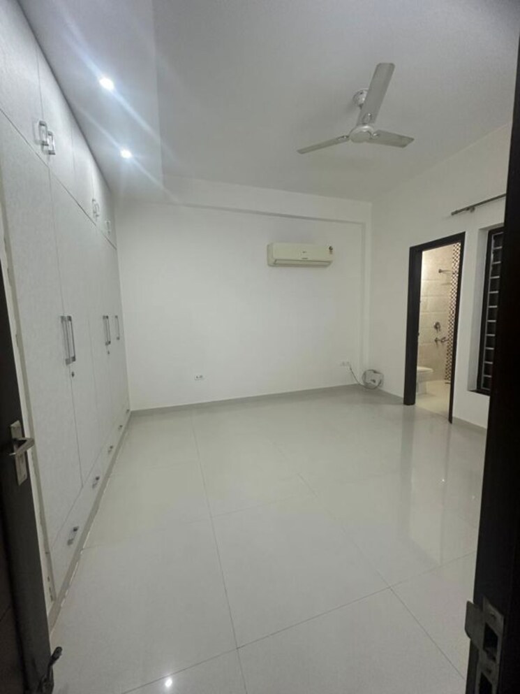 Bathroom, unitech-south-city-ii 4 Bedroom 1750 Sq.Ft. Builder Floor In Sector 50 Gurgaon 9764665