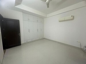 Room in 4 BHK Builder Floor at Unitech South City II, Sector 50 – for Rent