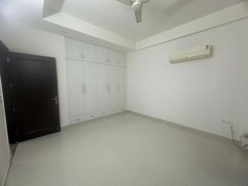 Room in 4 BHK Builder Floor at Unitech South City II, Sector 50 – for Rent