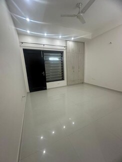 4 BHK + Pooja Room Builder Floor For Rent in Unitech South City II