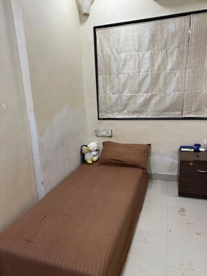 Furnished Amenities in 2 BHK Apartment at New Jay Palace, Yari Road – for Rent