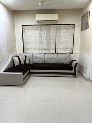 2 BHK Apartment For Rent in New Jay Palace, Yari Road