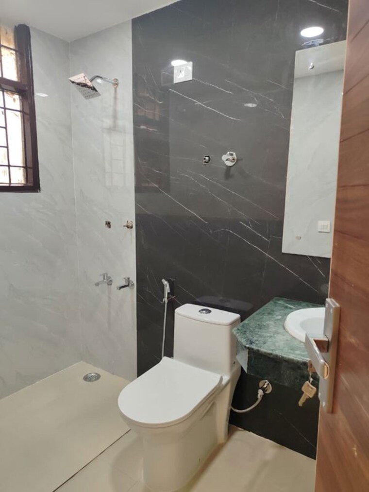 Bathroom, unitech-south-city-ii 3 Bedroom 360 Sq.Yd. Builder Floor In Sector 50 Gurgaon 9764732