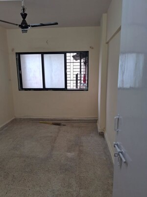 Room in 2 BHK Apartment at New Jay Palace, Yari Road – for Rent