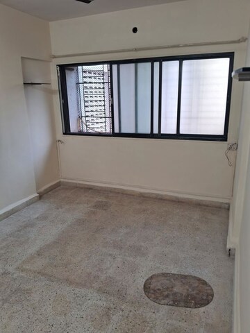 Room in 2 BHK Apartment at New Jay Palace, Yari Road – for Rent