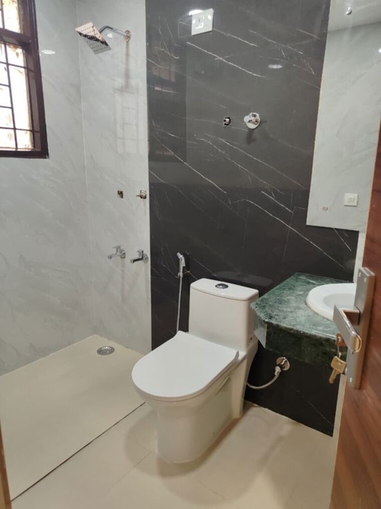 Bathroom, unitech-singleton-floors-south-city 3 Bedroom 360 Sq.Yd. Builder Floor In Sector 50 Gurgaon 9764753