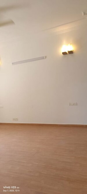 Room in 3 BHK Apartment at Unitech Fresco, Sector 50 – for Rent