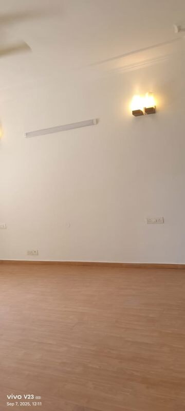 Room in 3 BHK Apartment at Unitech Fresco, Sector 50 – for Rent