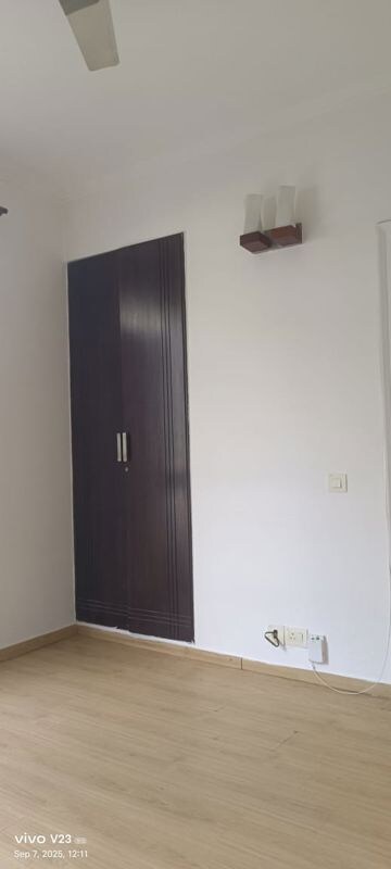 Room in 3 BHK Apartment at Unitech Fresco, Sector 50 – for Rent