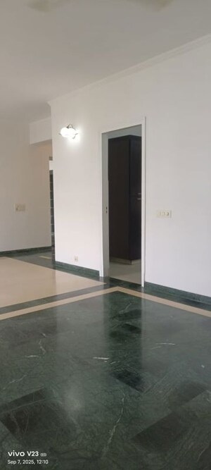 Room in 3 BHK Apartment at Unitech Fresco, Sector 50 – for Rent