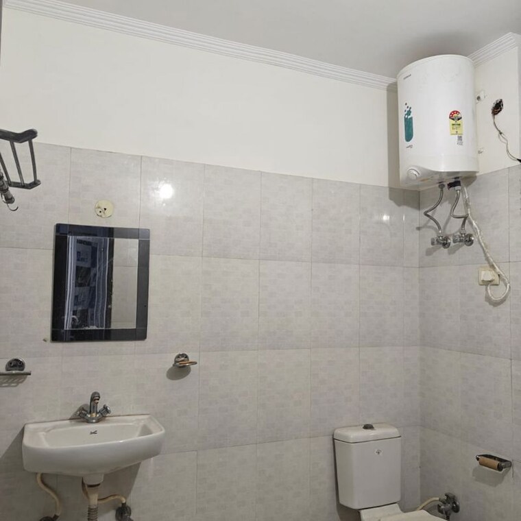 Bathroom, rwa-residential-society-sector-46 1 Bedroom 100 Sq.Yd. Builder Floor In Jharsa Gurgaon 9764848