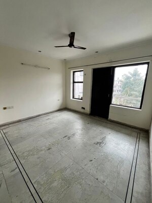 Room in 2 BHK Builder Floor at Sector 52 – for Rent