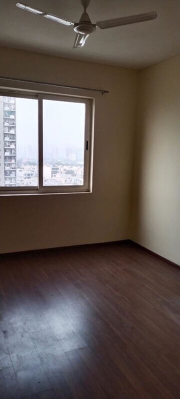 Room in 3.5 BHK Apartment at Emaar Palm Hills, Sector 77 – for Rent