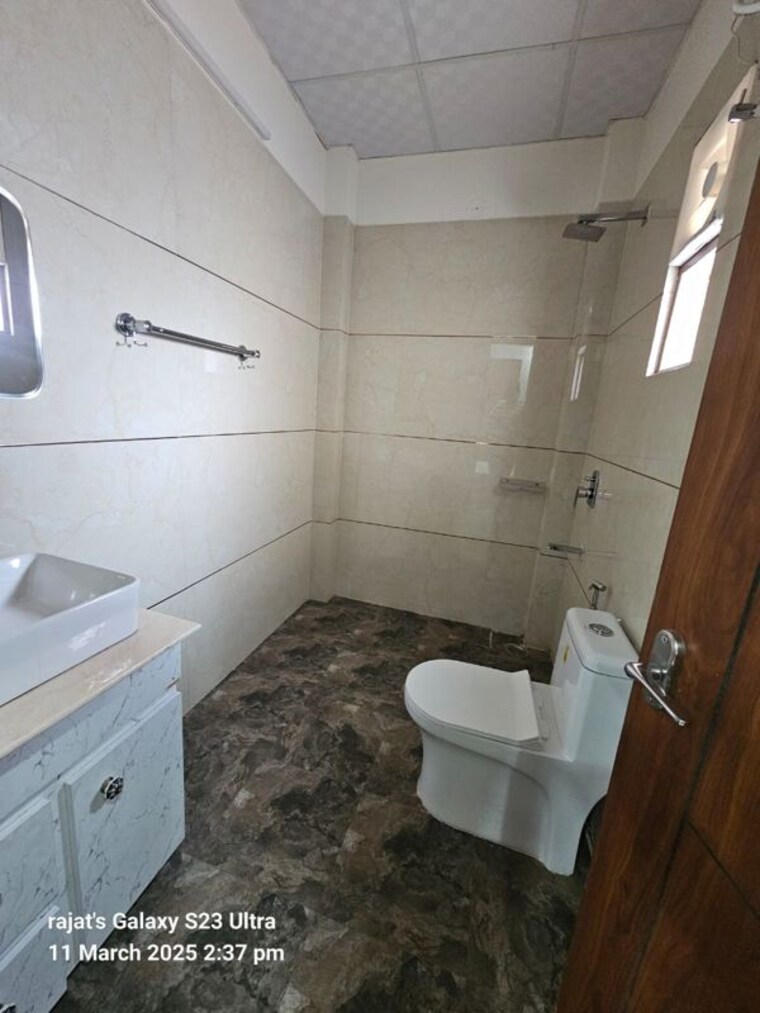 Bathroom, ardee-city 4 Bedroom 2400 Sq.Ft. Apartment In Sector 52 Gurgaon 9765332