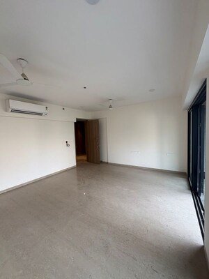 Room in 2 BHK Apartment at Evergreen Apartment Bandra West, Bandra West – for Rent