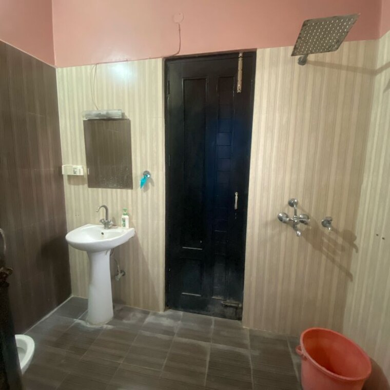 Bathroom, sector 21d 3.5 Bedroom 250 Sq.Yd. Independent House In Sector 21d Faridabad 9765388