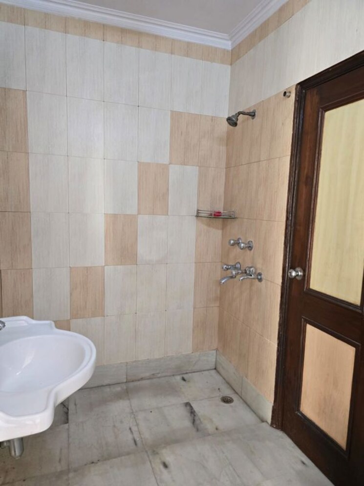 Bathroom, sector 15 1 Bedroom 800 Sq.Ft. Builder Floor In Sector 15 Gurgaon 9765393