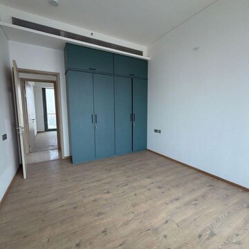 Room in 4 BHK Apartment at Rustomjee Crown, Gokhale Road – for Rent