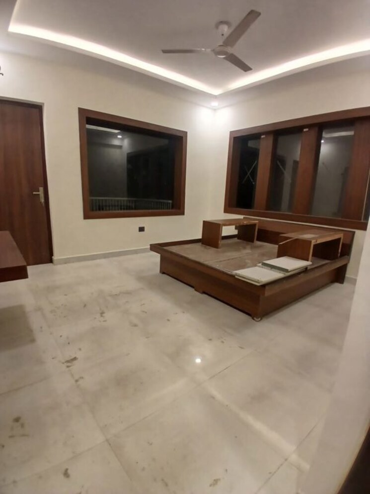 Room, old dlf 3 Bedroom 1500 Sq.Ft. Builder Floor In Old Dlf Gurgaon 9765429
