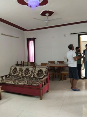 Living Room in 3 BHK Builder Floor at Old Dlf – for Rent