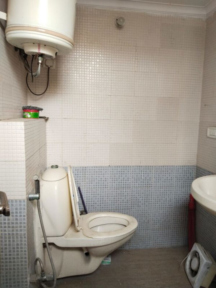 Bathroom, old dlf 3 Bedroom 1500 Sq.Ft. Builder Floor In Old Dlf Gurgaon 9765429