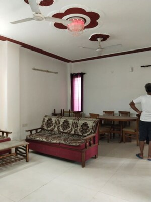 Bedroom in 3 BHK Builder Floor at Old Dlf – for Rent