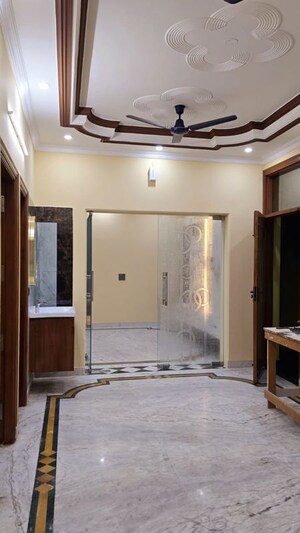 Building Lobby in 3 BHK Builder Floor at Sector 40 – for Rent