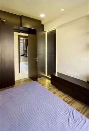 Room in 2.5 BHK Apartment at Dosti Belleza, Parel – for Sale