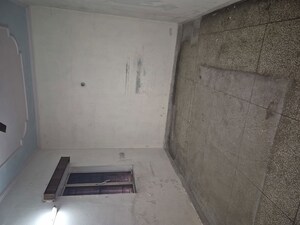 Furnished Amenities in 3.5 BHK Apartment at Mayur Vihar – for Rent