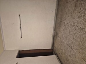 Furnished Amenities in 3.5 BHK Apartment at Mayur Vihar – for Rent