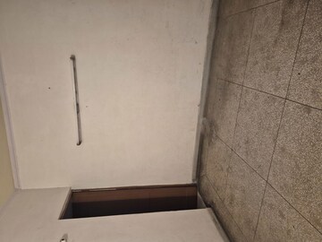 Furnished Amenities in 3.5 BHK Apartment at Mayur Vihar – for Rent