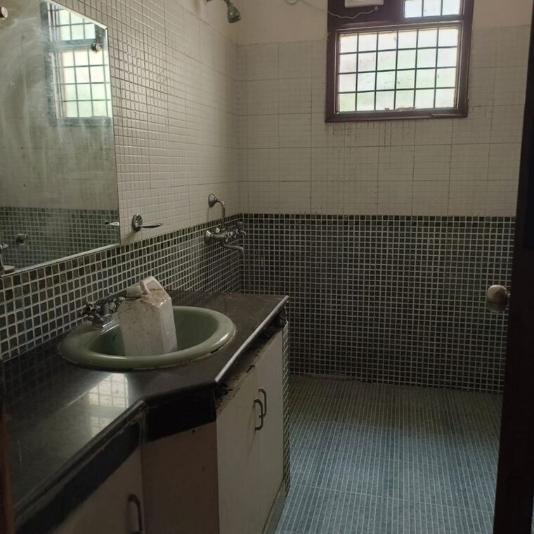 Attached Bathroom, palam-vihar-residents-association 5 Bedroom 3500 Sq.Ft. Independent House In Palam Vihar Gurgaon 9765486
