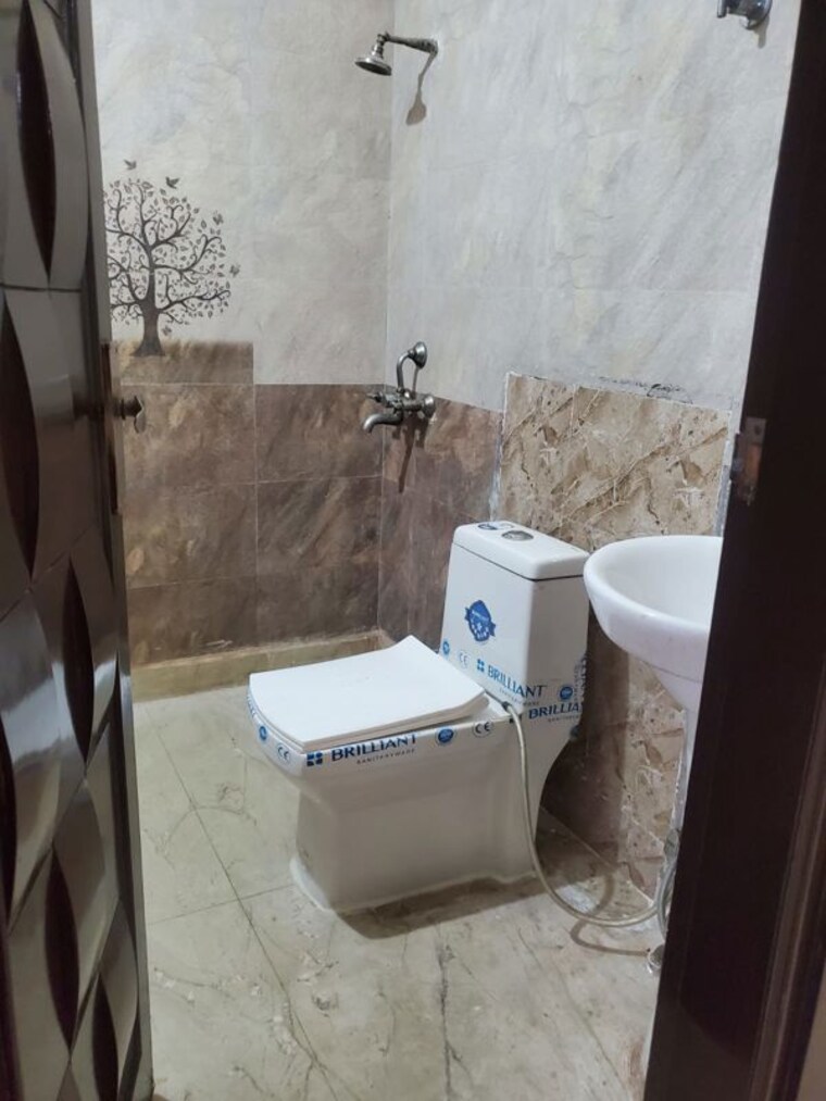 Bathroom, vaishali sector 5 4 Bedroom 1680 Sq.Ft. Builder Floor In Vaishali Sector 5 Ghaziabad 9765487