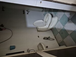 Master Bedroom in 2.5 BHK Builder Floor at Mayur Vihar – for Rent