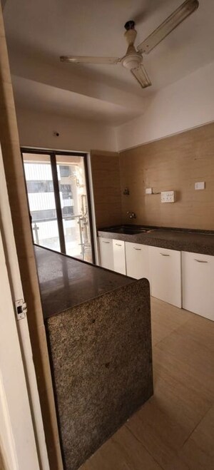 Room in 3 BHK Apartment at HDIL Metropolis Residences, Andheri West – for Rent