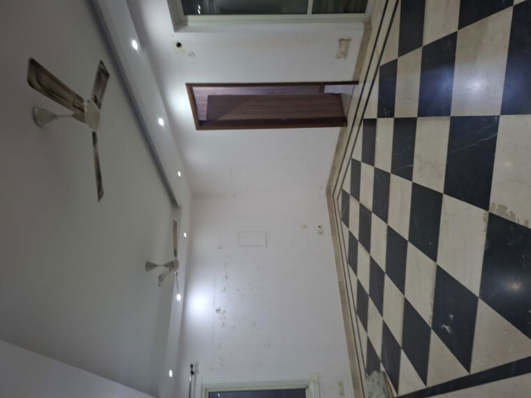 undefined, sector 48 3 Bedroom 300 Sq.Mt. Independent House In Sector 48 Noida 9765606