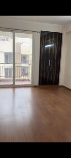 Room in 3 BHK Apartment at Amrapali Golf Homes, Sector 4 Greater Noida – for Rent