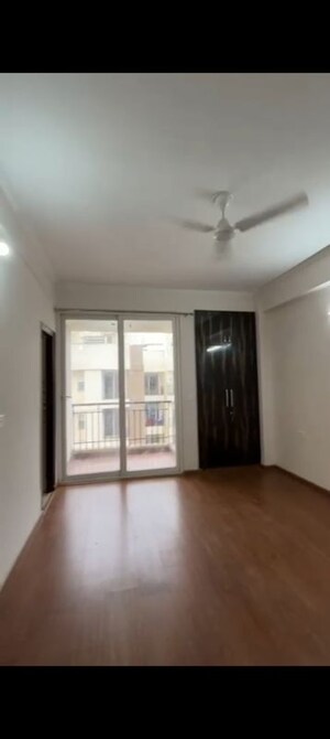 Room in 3 BHK Apartment at Amrapali Golf Homes, Sector 4 Greater Noida – for Rent