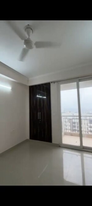 Room in 3 BHK Apartment at Amrapali Golf Homes, Sector 4 Greater Noida – for Rent