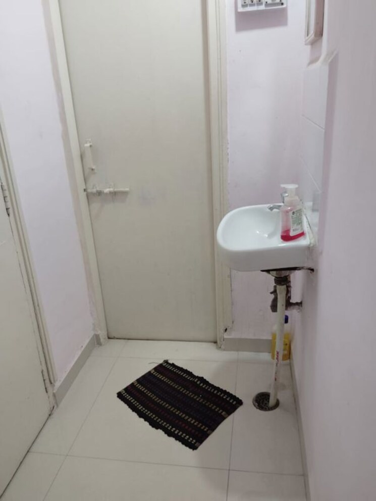 Bathroom, shri-ram-niwas 1 Bedroom 500 Sq.Ft. Apartment In Aundh Pune 9765736