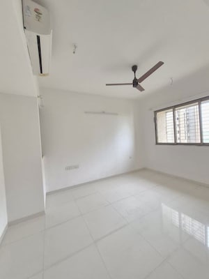 Room in 2.5 BHK Apartment at Lodha Splendora, Ghodbunder Road – for Rent