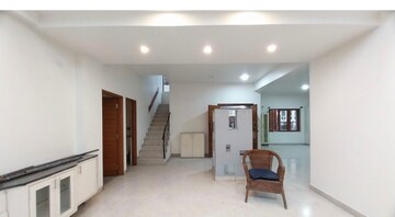 Room in 5 BHK Independent House at Hsr Layout – for Rent