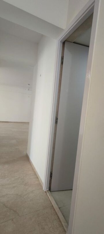 Building Lobby in 3.5 BHK Apartment at Hiranandani Meadows, Manpada – for Rent